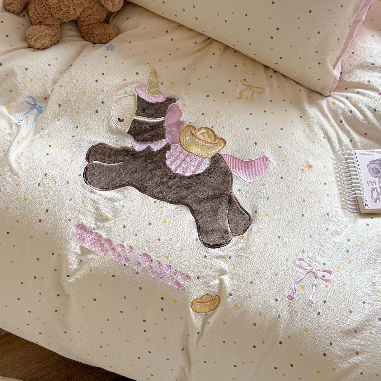 91家纺网 家纺一手货源 找家纺 美乐迪家纺 2026新款贴布绣云感双层纱四件套 可爱小马