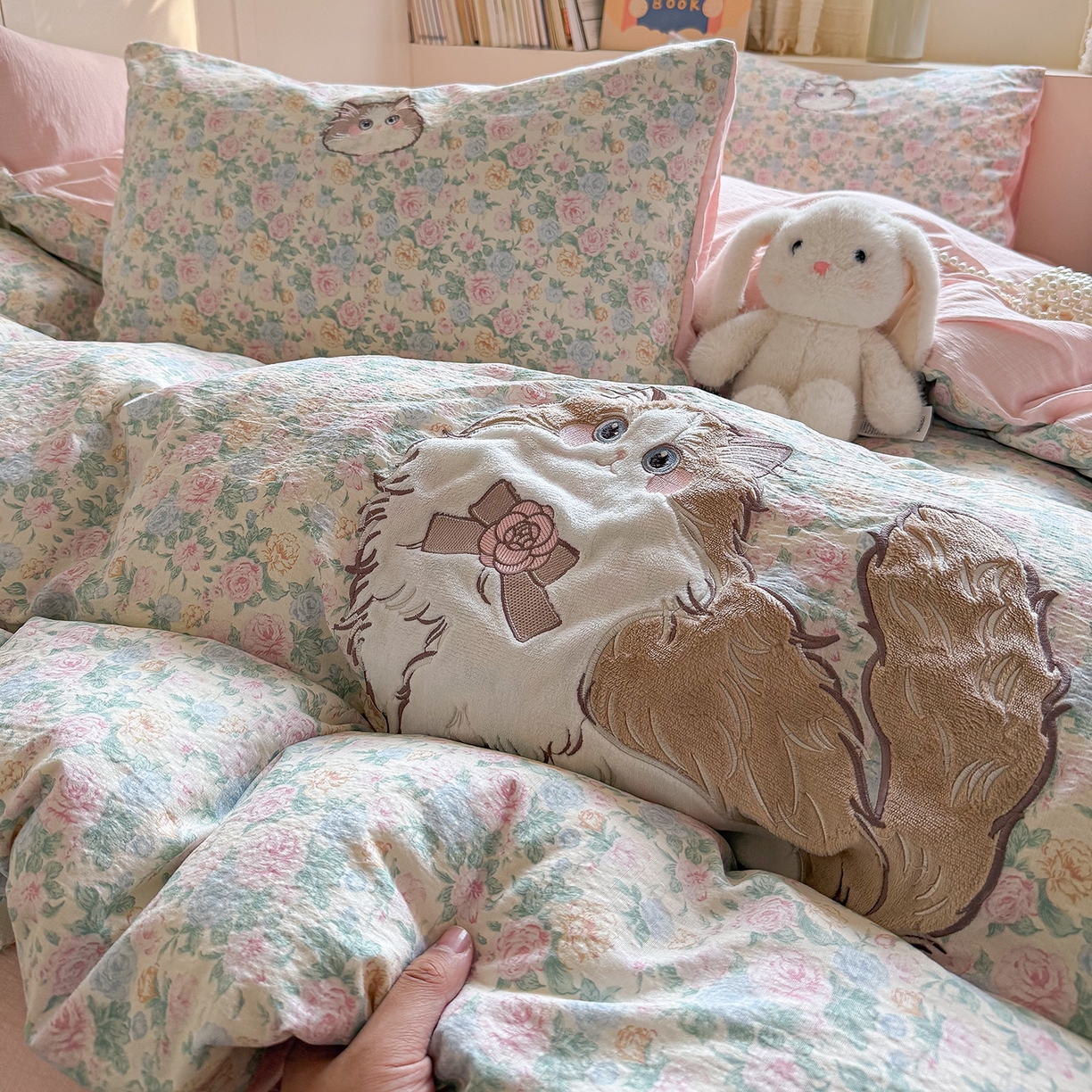 91家纺网 家纺一手货源 找家纺 美乐迪家纺 2026新款贴布绣云感双层纱四件套 布偶猫