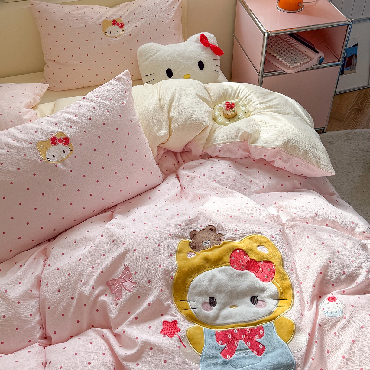 91家纺网 家纺一手货源 找家纺 美乐迪家纺 2026新款贴布绣云感双层纱四件套 头套小猫