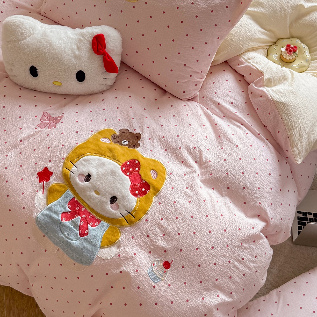 91家纺网 家纺一手货源 找家纺 美乐迪家纺 2026新款贴布绣云感双层纱四件套 头套小猫