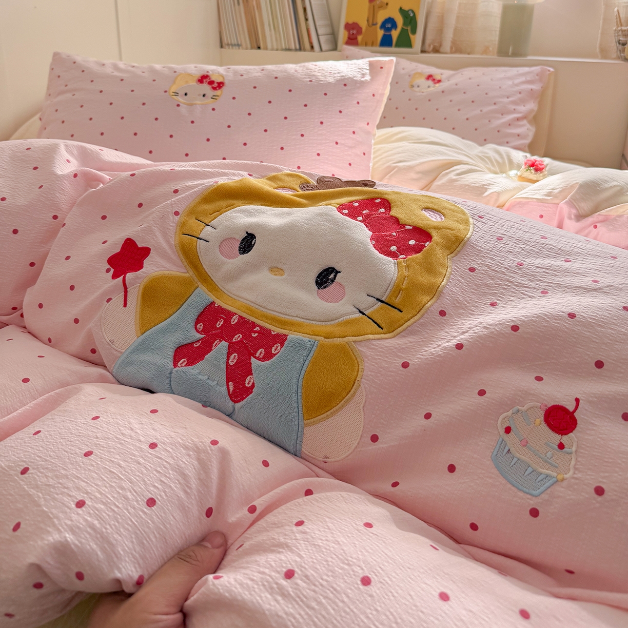 91家纺网 家纺一手货源 找家纺 美乐迪家纺 2026新款贴布绣云感双层纱四件套 头套小猫