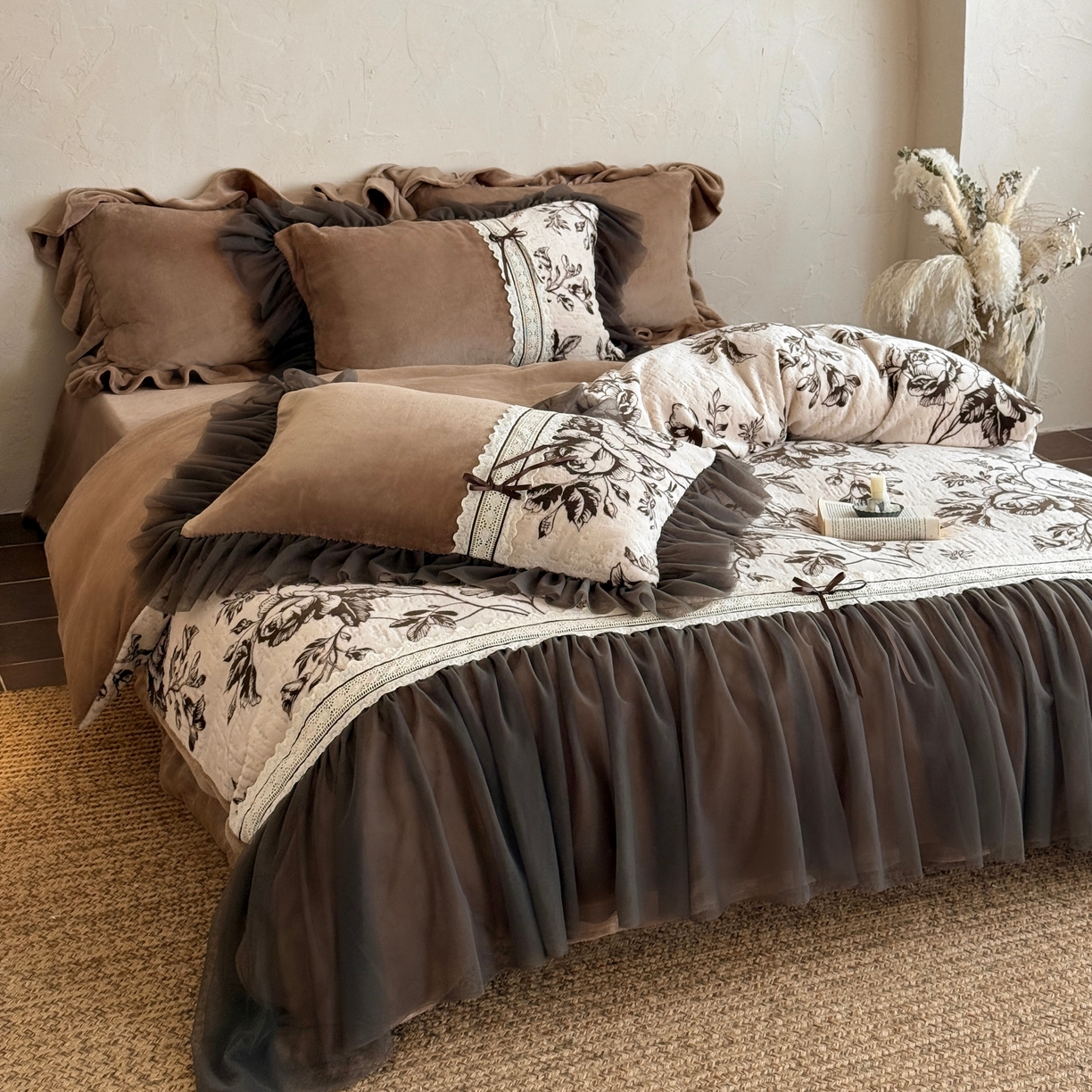 91家纺网 家纺一手货源 找家纺 （总）佳汐蓝家纺 2026新款牛奶绒雕花韩式雪纺花边四件套-莫妮卡（券后不低于298元）