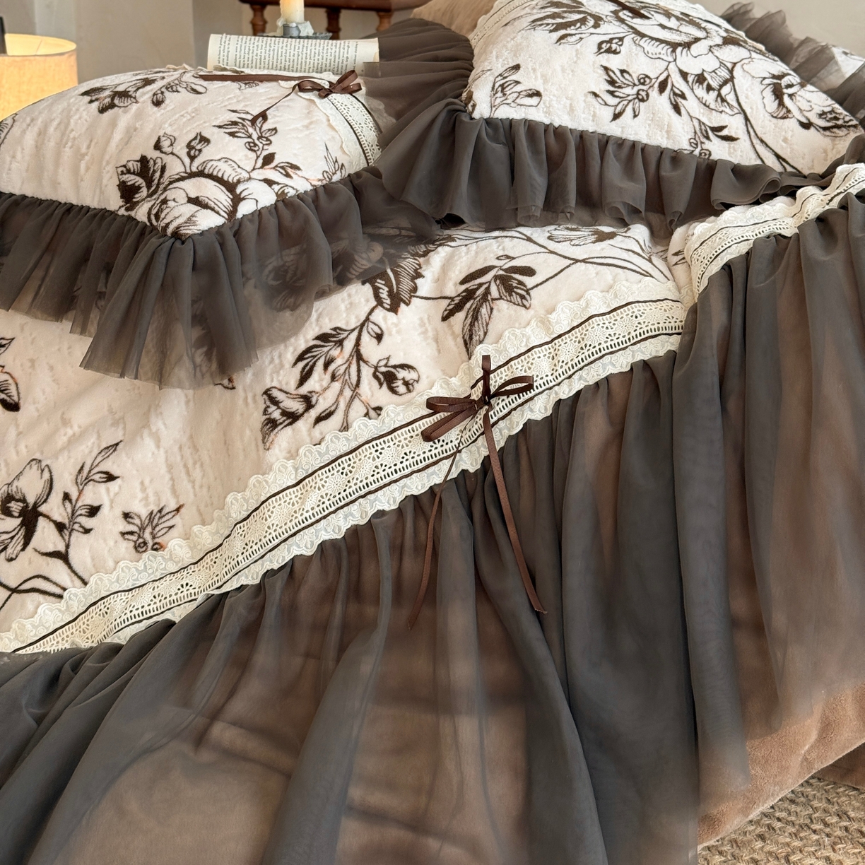 91家纺网 家纺一手货源 找家纺 （总）佳汐蓝家纺 2026新款牛奶绒雕花韩式雪纺花边四件套-莫妮卡（券后不低于298元）