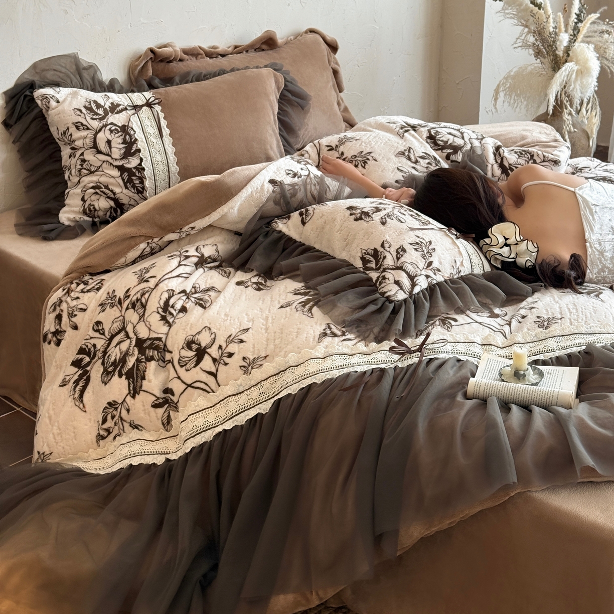 91家纺网 家纺一手货源 找家纺 （总）佳汐蓝家纺 2026新款牛奶绒雕花韩式雪纺花边四件套-莫妮卡（券后不低于298元）