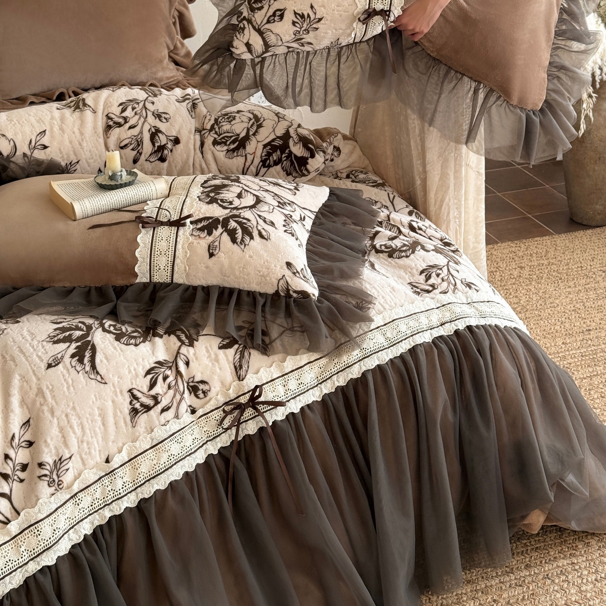 91家纺网 家纺一手货源 找家纺 （总）佳汐蓝家纺 2026新款牛奶绒雕花韩式雪纺花边四件套-莫妮卡（券后不低于298元）