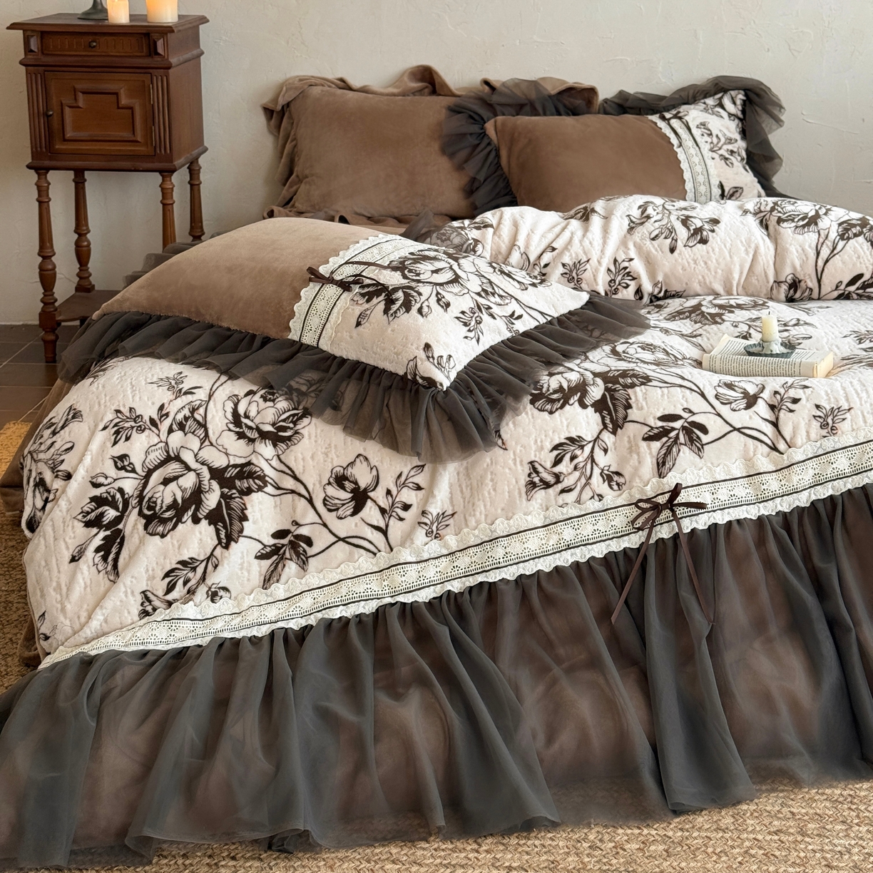 91家纺网 家纺一手货源 找家纺 （总）佳汐蓝家纺 2026新款牛奶绒雕花韩式雪纺花边四件套-莫妮卡（券后不低于298元）