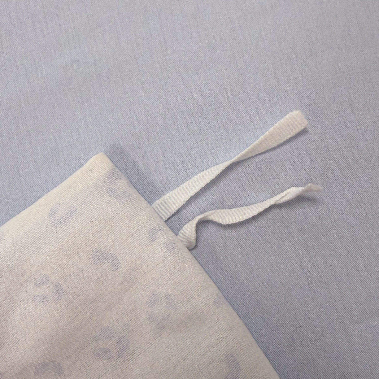 91家纺网 家纺一手货源 找家纺 懒猫家纺 2026新款高精密40支13374全棉纯棉喷气印花毛巾绣四件套 海盐白巧