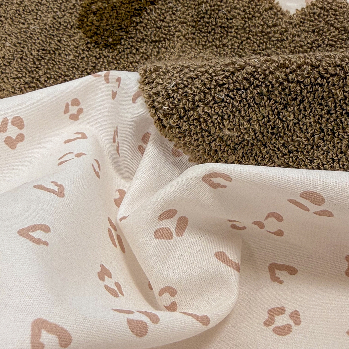 91家纺网 家纺一手货源 找家纺 懒猫家纺 2026新款高精密40支13374全棉纯棉喷气印花毛巾绣四件套 焦糖可可