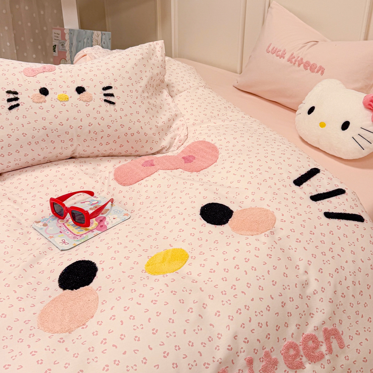 91家纺网 家纺一手货源 找家纺 懒猫家纺 2026新款高精密40支13374全棉纯棉喷气印花毛巾绣四件套 元气芭乐