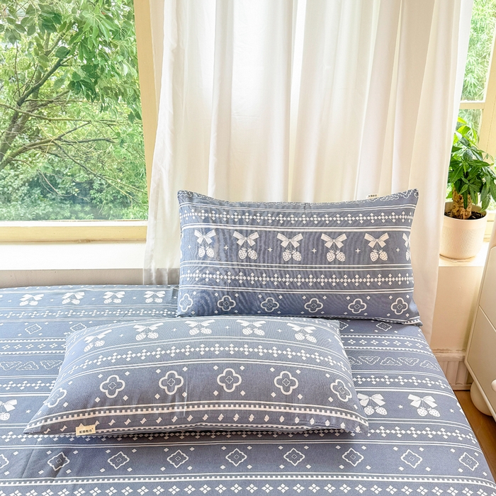 91家纺网 家纺一手货源 找家纺 爱彼家纺 2026原棉加厚老粗布床笠凉感床罩可当凉席床笠三件套 者粗布床笠-草莓格灰