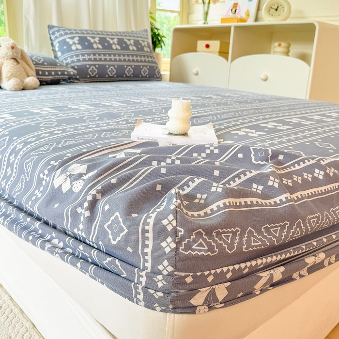 91家纺网 家纺一手货源 找家纺 爱彼家纺 2026原棉加厚老粗布床笠凉感床罩可当凉席床笠三件套 者粗布床笠-草莓格灰