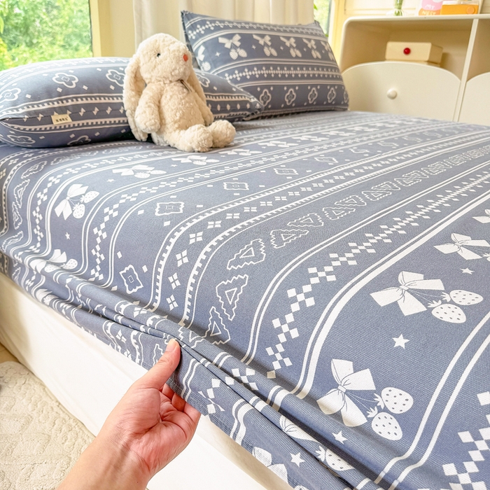 91家纺网 家纺一手货源 找家纺 爱彼家纺 2026原棉加厚老粗布床笠凉感床罩可当凉席床笠三件套 者粗布床笠-草莓格灰