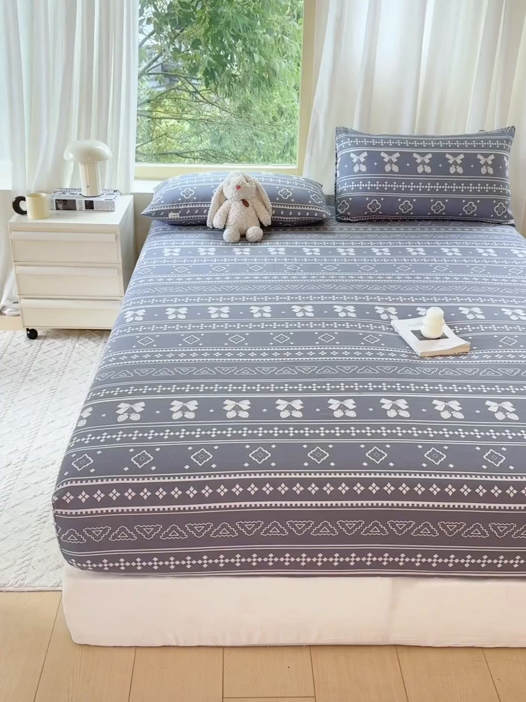 91家纺网 家纺一手货源 找家纺 爱彼家纺 2026原棉加厚老粗布床笠凉感床罩可当凉席床笠三件套 者粗布床笠-草莓格灰