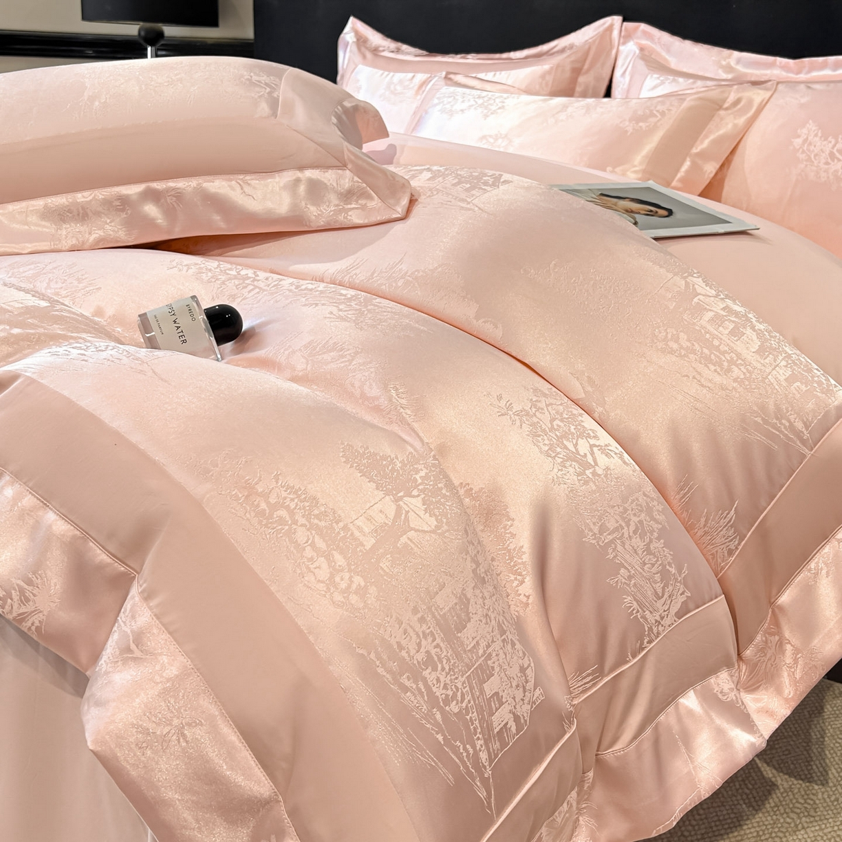 91家纺网 家纺一手货源 找家纺 博纳家纺 2026新款亲肤棉色织提花宽边四件套-水墨江南 水墨江南-粉玉