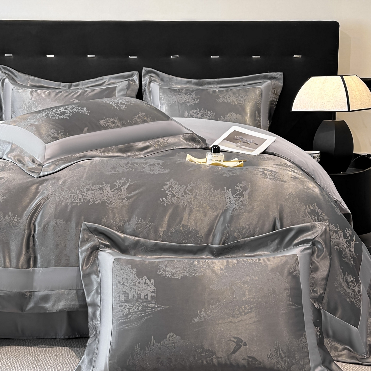 91家纺网 家纺一手货源 找家纺 博纳家纺 2026新款亲肤棉色织提花宽边四件套-水墨江南 水墨江南-高级灰