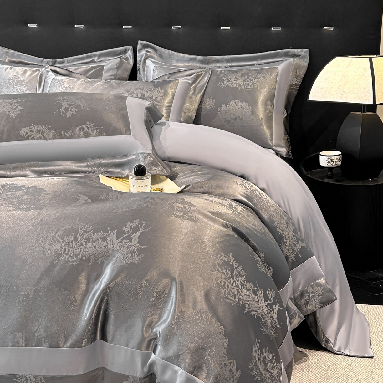 91家纺网 家纺一手货源 找家纺 博纳家纺 2026新款亲肤棉色织提花宽边四件套-水墨江南 水墨江南-高级灰