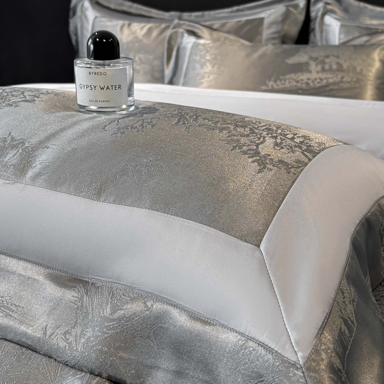 91家纺网 家纺一手货源 找家纺 博纳家纺 2026新款亲肤棉色织提花宽边四件套-水墨江南 水墨江南-高级灰