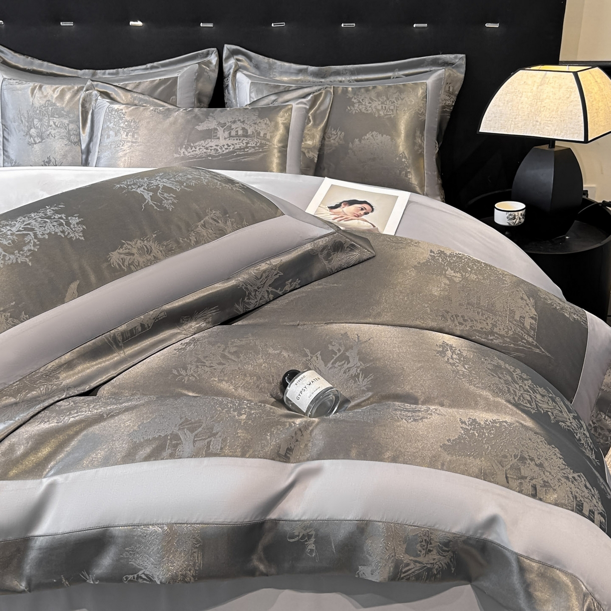 91家纺网 家纺一手货源 找家纺 博纳家纺 2026新款亲肤棉色织提花宽边四件套-水墨江南 水墨江南-高级灰