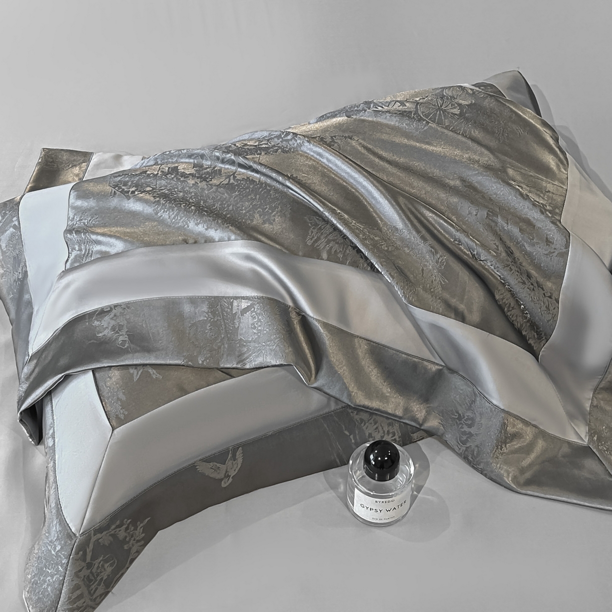 91家纺网 家纺一手货源 找家纺 博纳家纺 2026新款亲肤棉色织提花宽边四件套-水墨江南 水墨江南-高级灰