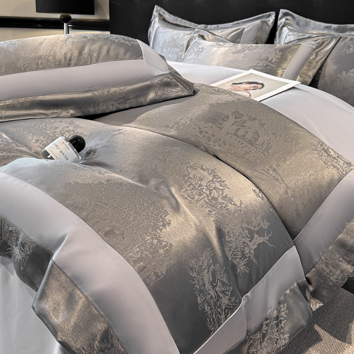 91家纺网 家纺一手货源 找家纺 博纳家纺 2026新款亲肤棉色织提花宽边四件套-水墨江南 水墨江南-高级灰