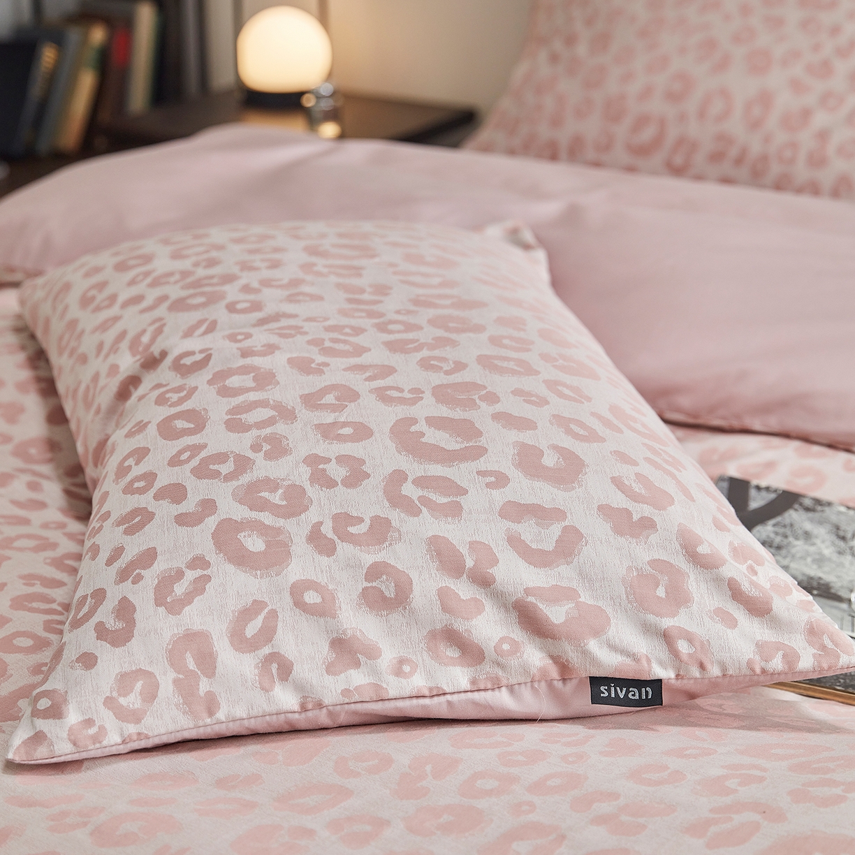 91家纺网 家纺一手货源 找家纺 XIWEN-希文家纺 2026新款春夏全棉云柔60s大提花四件套 觅光-粉