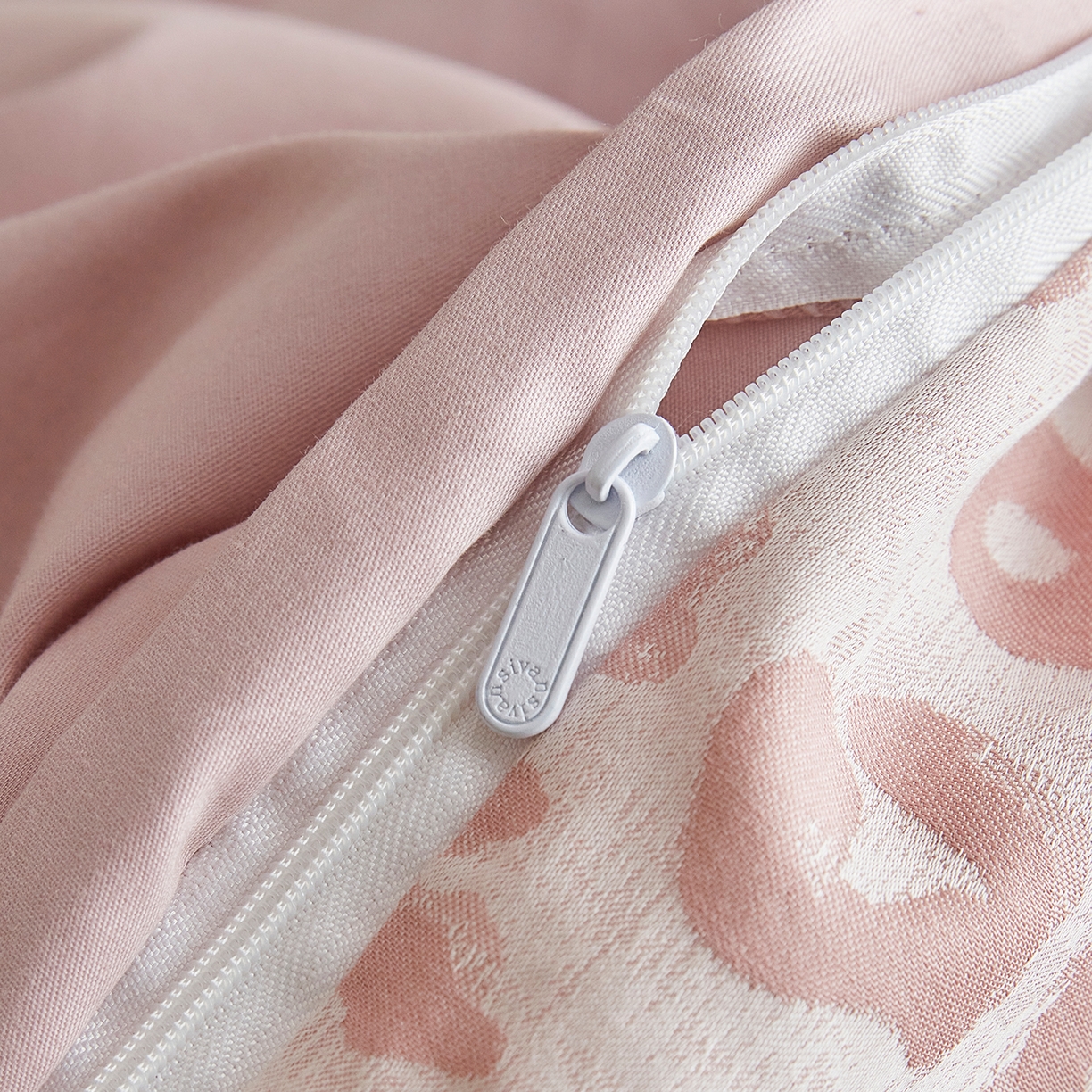 91家纺网 家纺一手货源 找家纺 XIWEN-希文家纺 2026新款春夏全棉云柔60s大提花四件套 觅光-粉