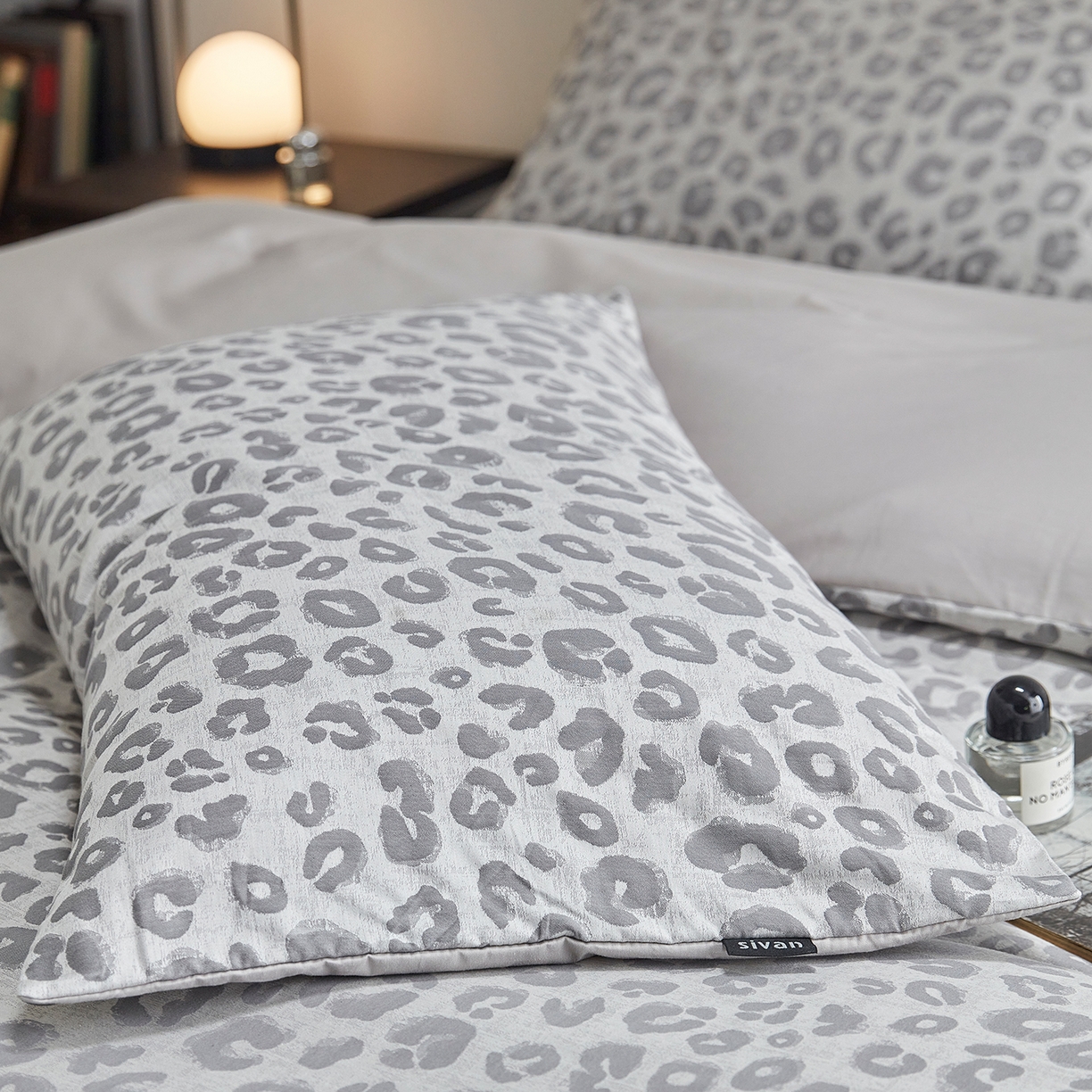 91家纺网 家纺一手货源 找家纺 XIWEN-希文家纺 2026新款春夏全棉云柔60s大提花四件套 觅光-灰