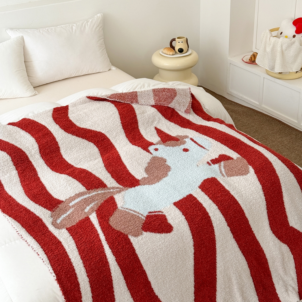 91家纺网 家纺一手货源 找家纺 丹本家纺 2026新款A类软糯半边绒毛毯毯子马年暖心针织毯 小马独角兽