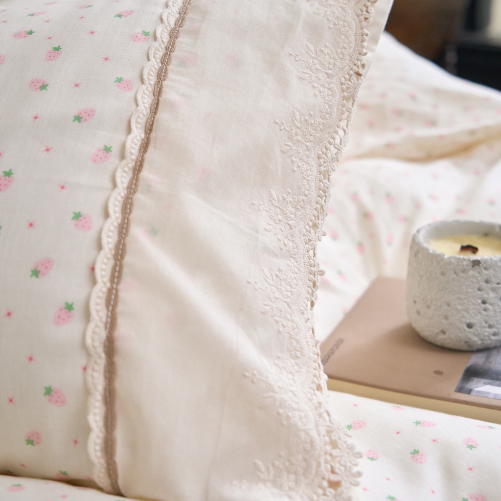 91家纺网 家纺一手货源 找家纺 洋铭区（原狠狠爱） 2026新款全棉纯棉双层纱刺绣蕾丝花边件套 草莓味