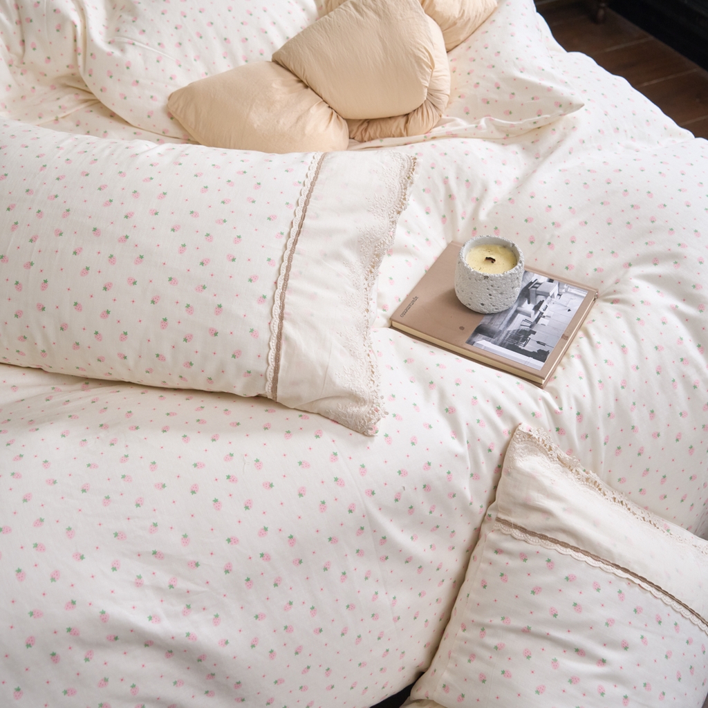 91家纺网 家纺一手货源 找家纺 洋铭区（原狠狠爱） 2026新款全棉纯棉双层纱刺绣蕾丝花边件套 草莓味