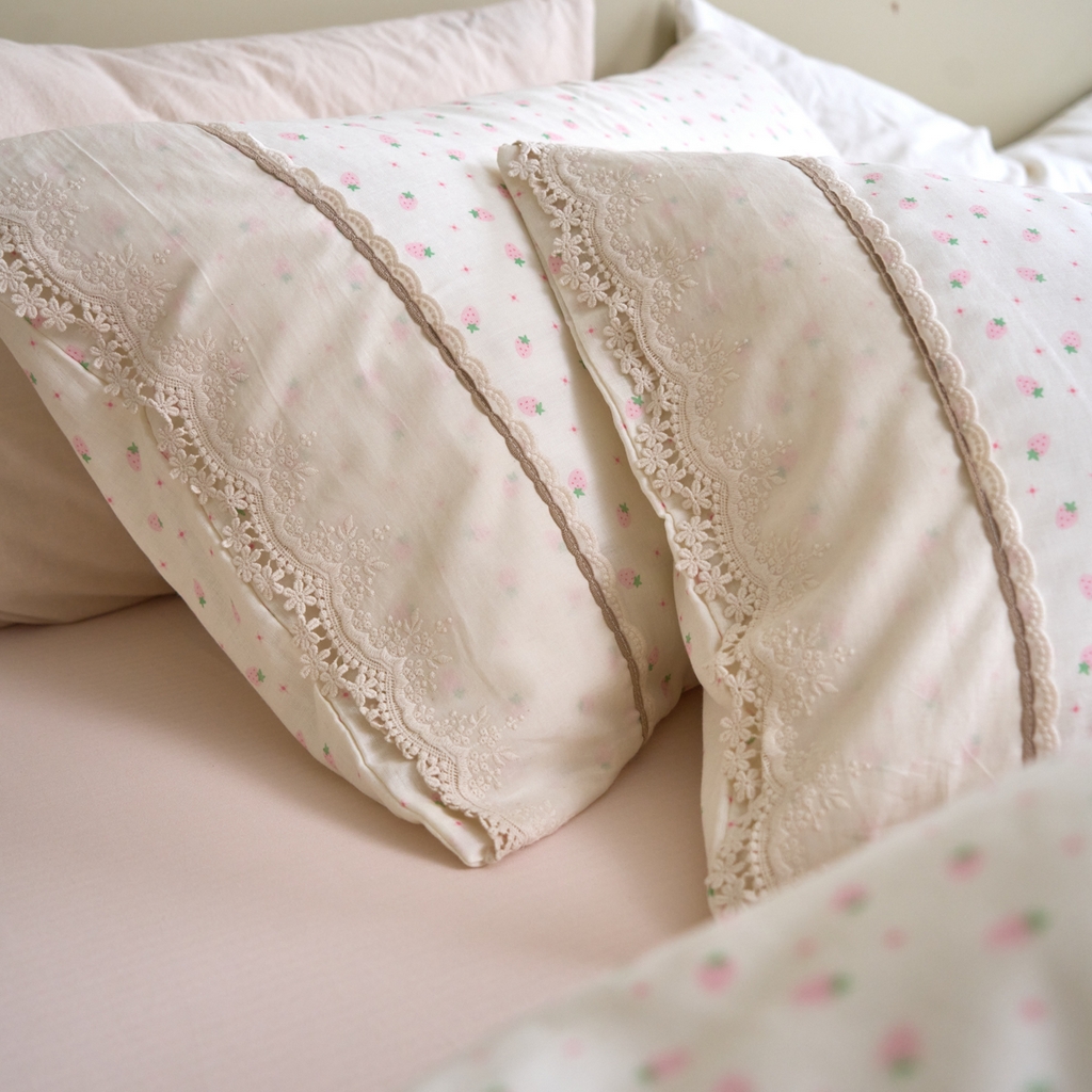 91家纺网 家纺一手货源 找家纺 洋铭区（原狠狠爱） 2026新款全棉纯棉双层纱刺绣蕾丝花边件套 草莓味