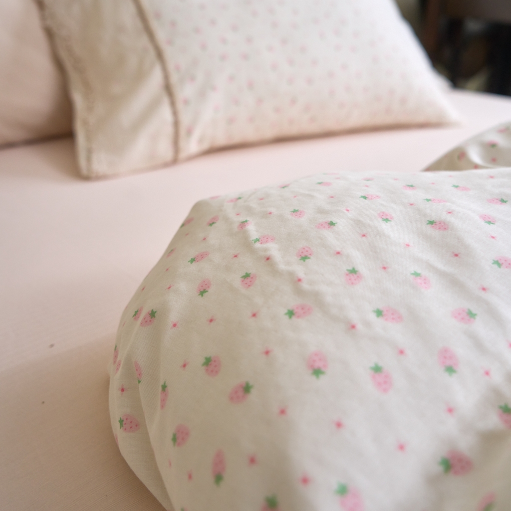 91家纺网 家纺一手货源 找家纺 洋铭区（原狠狠爱） 2026新款全棉纯棉双层纱刺绣蕾丝花边件套 草莓味