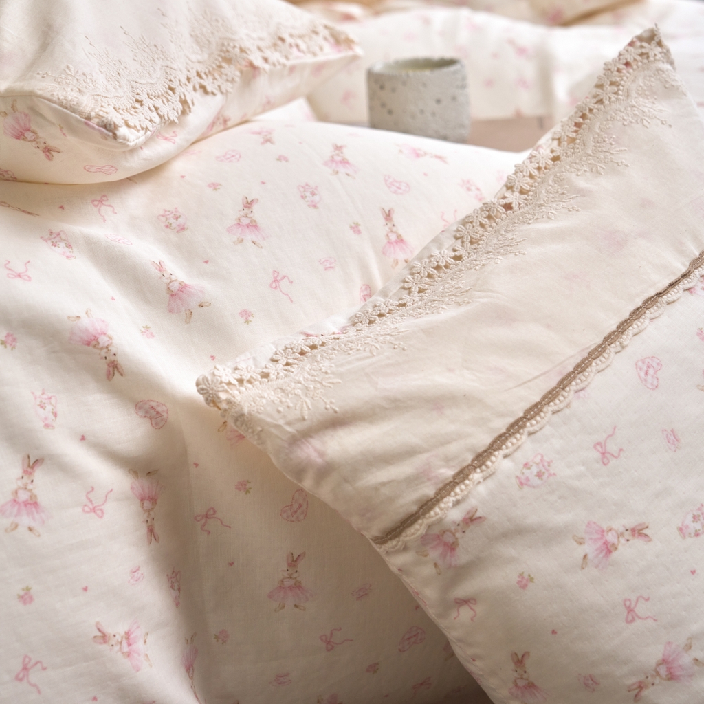 91家纺网 家纺一手货源 找家纺 洋铭区（原狠狠爱） 2026新款全棉纯棉双层纱刺绣蕾丝花边件套 蝴蝶粉兔