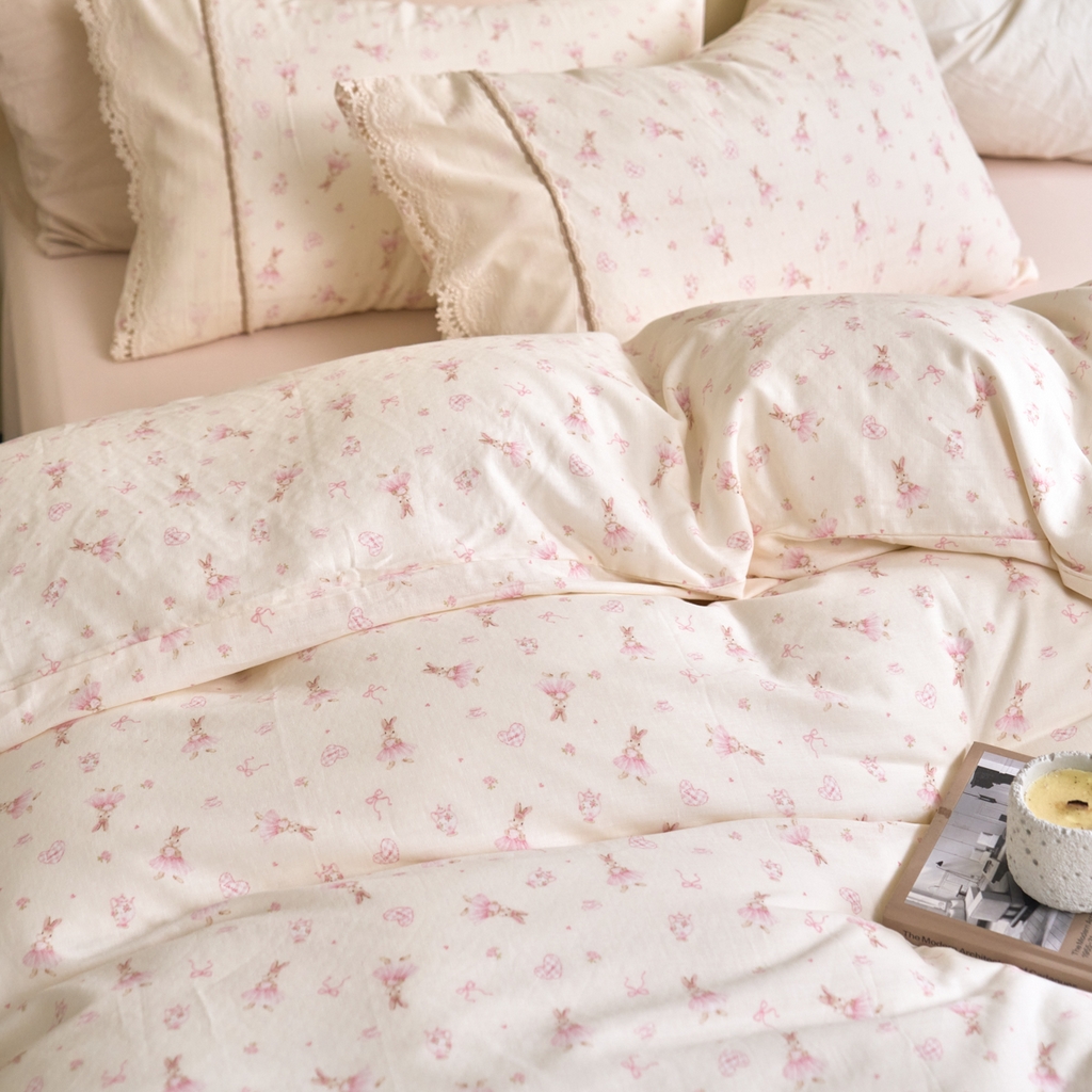 91家纺网 家纺一手货源 找家纺 洋铭区（原狠狠爱） 2026新款全棉纯棉双层纱刺绣蕾丝花边件套 蝴蝶粉兔