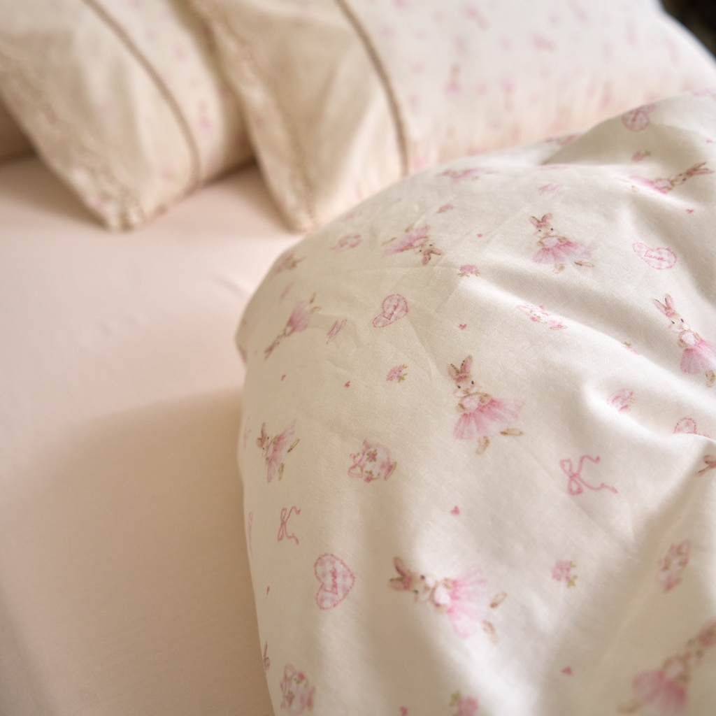 91家纺网 家纺一手货源 找家纺 洋铭区（原狠狠爱） 2026新款全棉纯棉双层纱刺绣蕾丝花边件套 蝴蝶粉兔