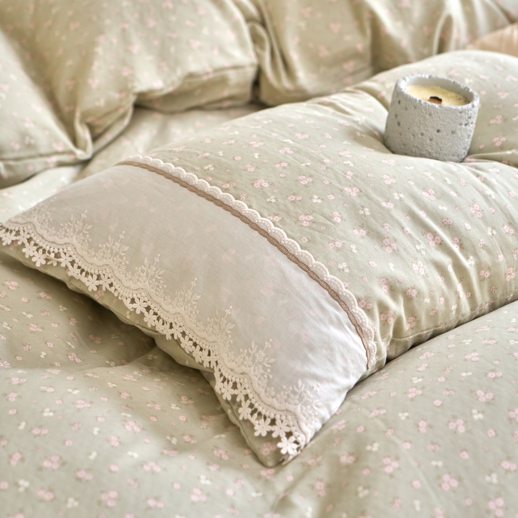 91家纺网 家纺一手货源 找家纺 洋铭区（原狠狠爱） 2026新款全棉纯棉双层纱刺绣蕾丝花边件套 素雅情花