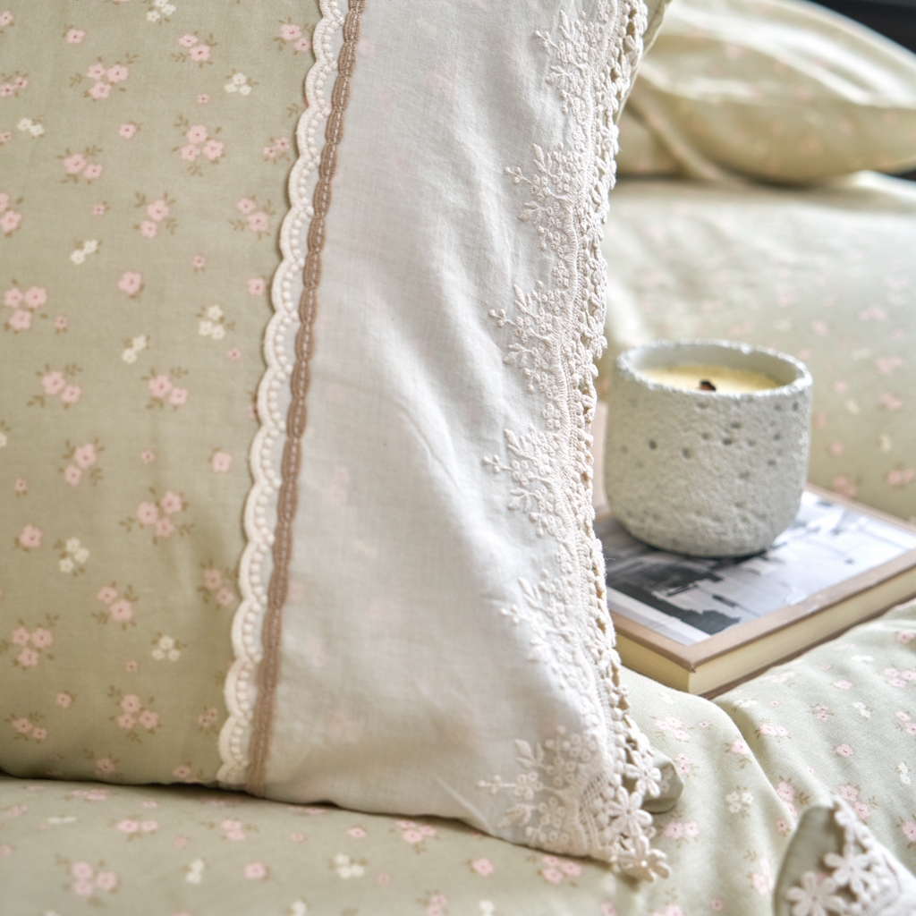 91家纺网 家纺一手货源 找家纺 洋铭区（原狠狠爱） 2026新款全棉纯棉双层纱刺绣蕾丝花边件套 素雅情花