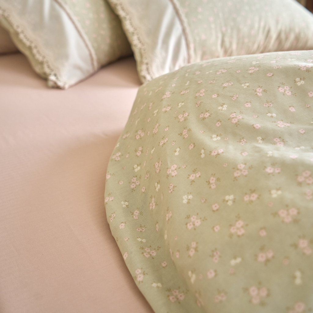 91家纺网 家纺一手货源 找家纺 洋铭区（原狠狠爱） 2026新款全棉纯棉双层纱刺绣蕾丝花边件套 素雅情花