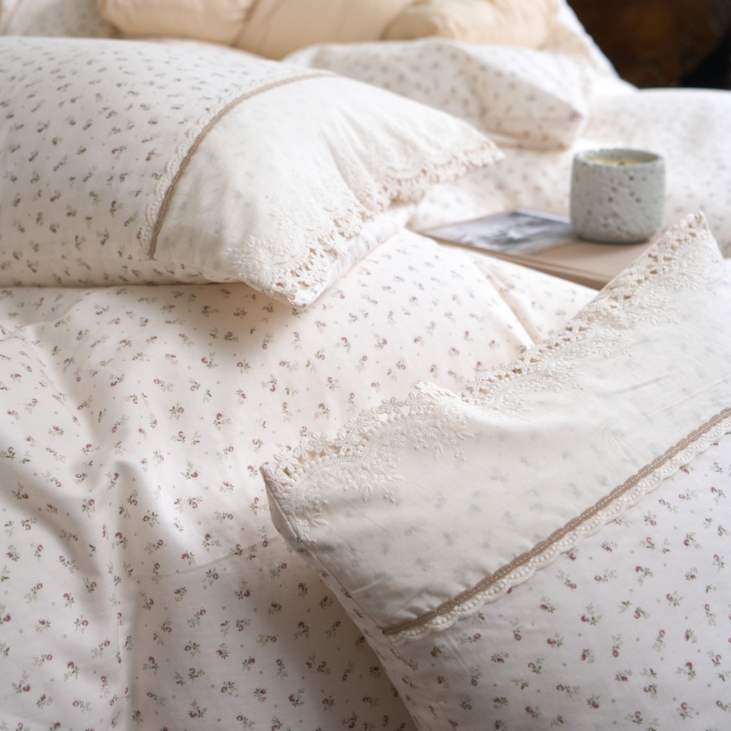 91家纺网 家纺一手货源 找家纺 洋铭区（原狠狠爱） 2026新款全棉纯棉双层纱刺绣蕾丝花边件套 甜甜小花