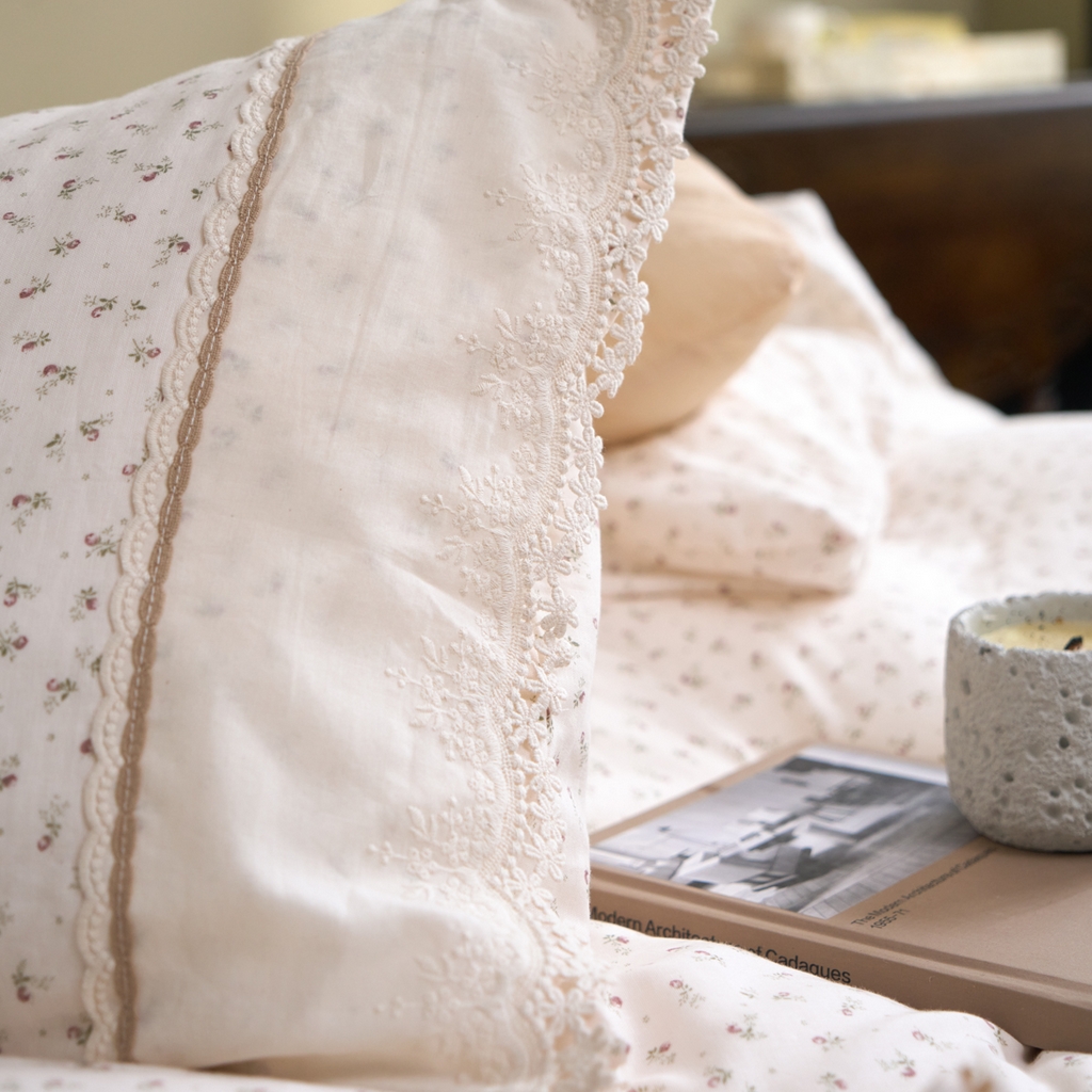 91家纺网 家纺一手货源 找家纺 洋铭区（原狠狠爱） 2026新款全棉纯棉双层纱刺绣蕾丝花边件套 甜甜小花