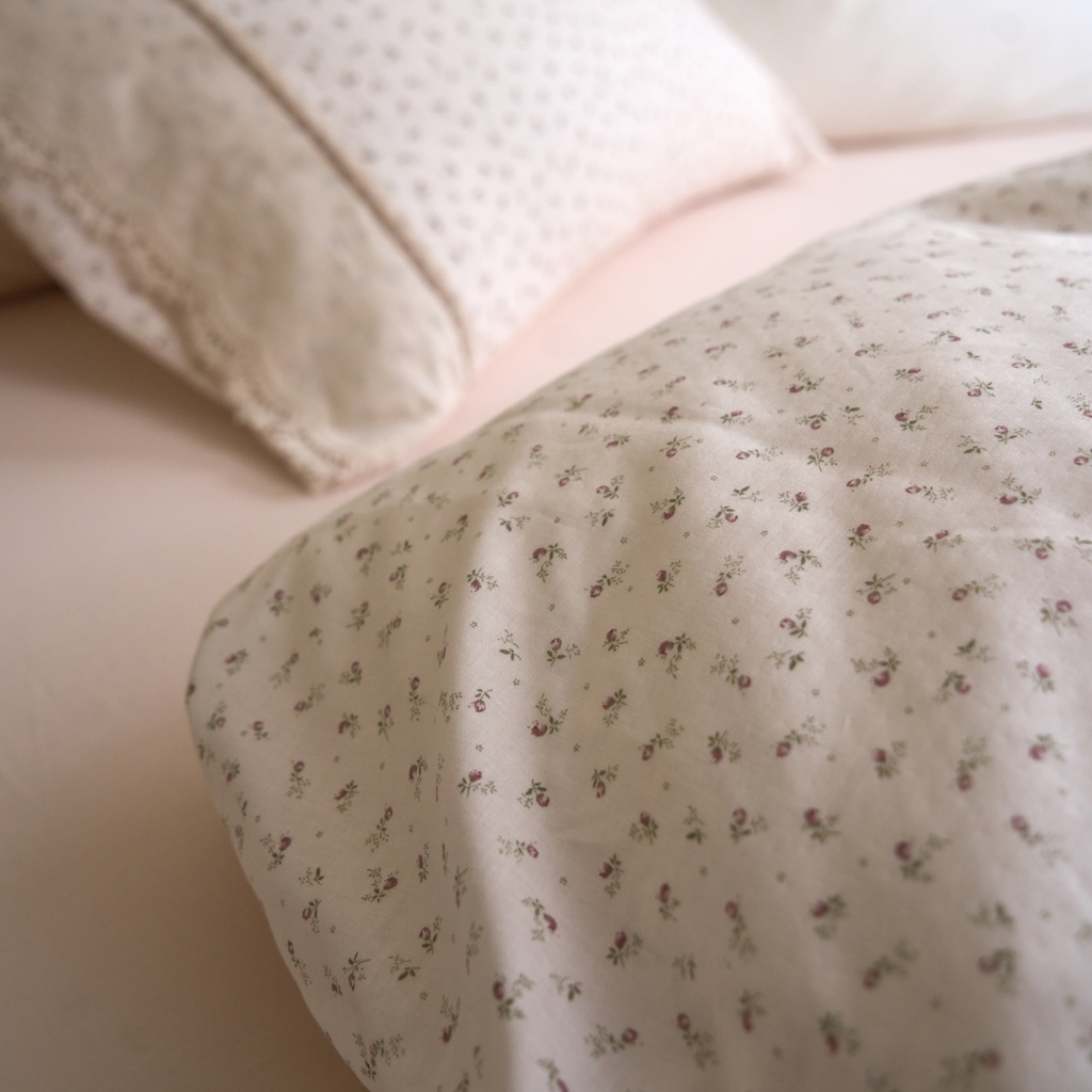 91家纺网 家纺一手货源 找家纺 洋铭区（原狠狠爱） 2026新款全棉纯棉双层纱刺绣蕾丝花边件套 甜甜小花