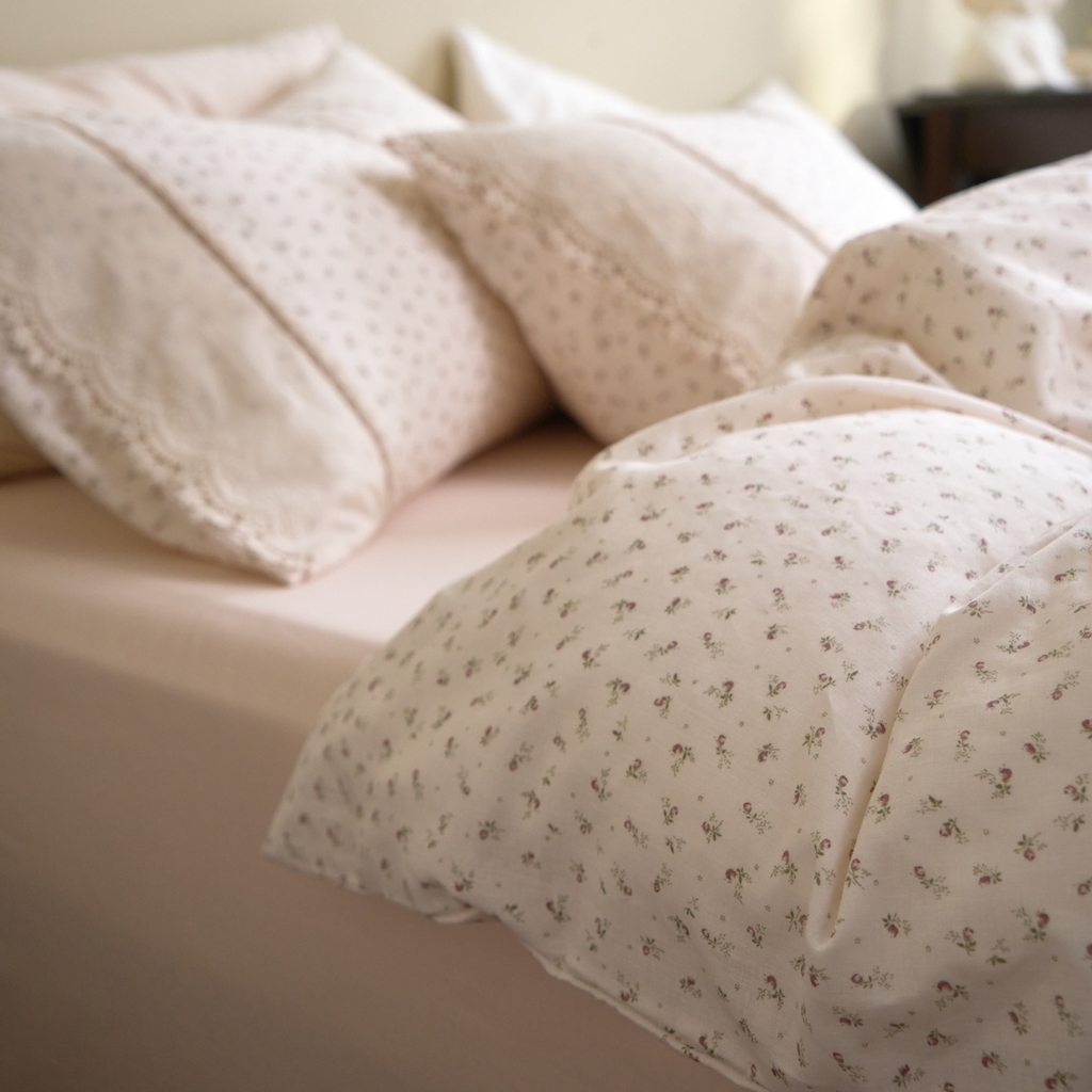 91家纺网 家纺一手货源 找家纺 洋铭区（原狠狠爱） 2026新款全棉纯棉双层纱刺绣蕾丝花边件套 甜甜小花