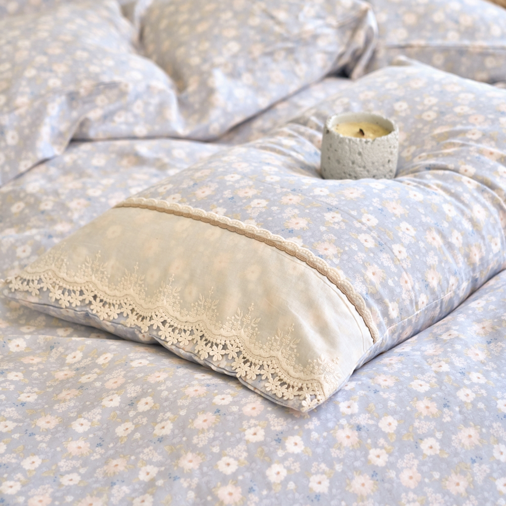 91家纺网 家纺一手货源 找家纺 洋铭区（原狠狠爱） 2026新款全棉纯棉双层纱刺绣蕾丝花边件套 小兰雏菊