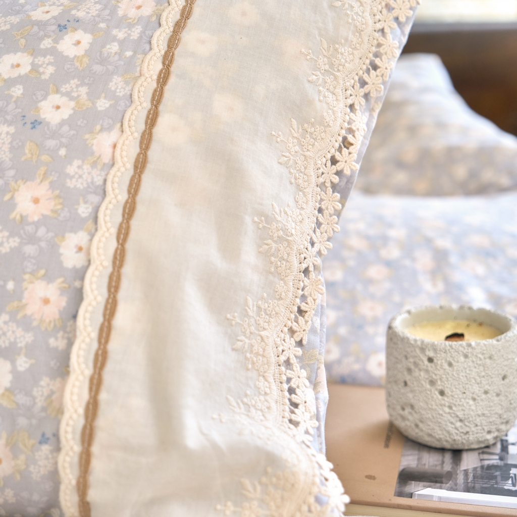 91家纺网 家纺一手货源 找家纺 洋铭区（原狠狠爱） 2026新款全棉纯棉双层纱刺绣蕾丝花边件套 小兰雏菊