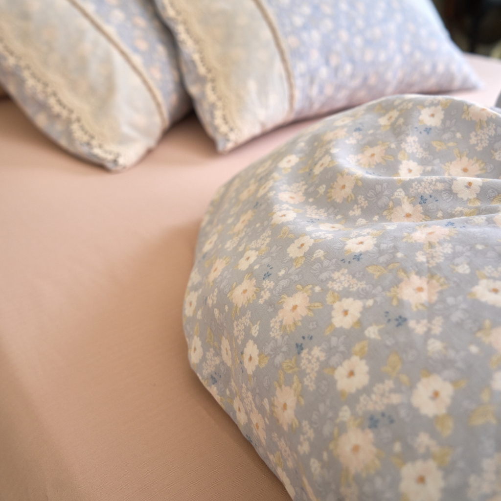 91家纺网 家纺一手货源 找家纺 洋铭区（原狠狠爱） 2026新款全棉纯棉双层纱刺绣蕾丝花边件套 小兰雏菊