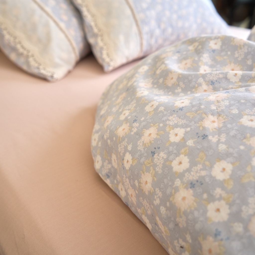 91家纺网 家纺一手货源 找家纺 洋铭区（原狠狠爱） 2026新款全棉纯棉双层纱刺绣蕾丝花边件套 小兰雏菊