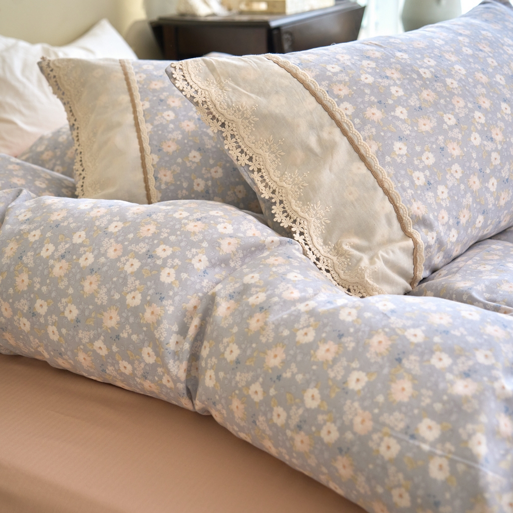 91家纺网 家纺一手货源 找家纺 洋铭区（原狠狠爱） 2026新款全棉纯棉双层纱刺绣蕾丝花边件套 小兰雏菊