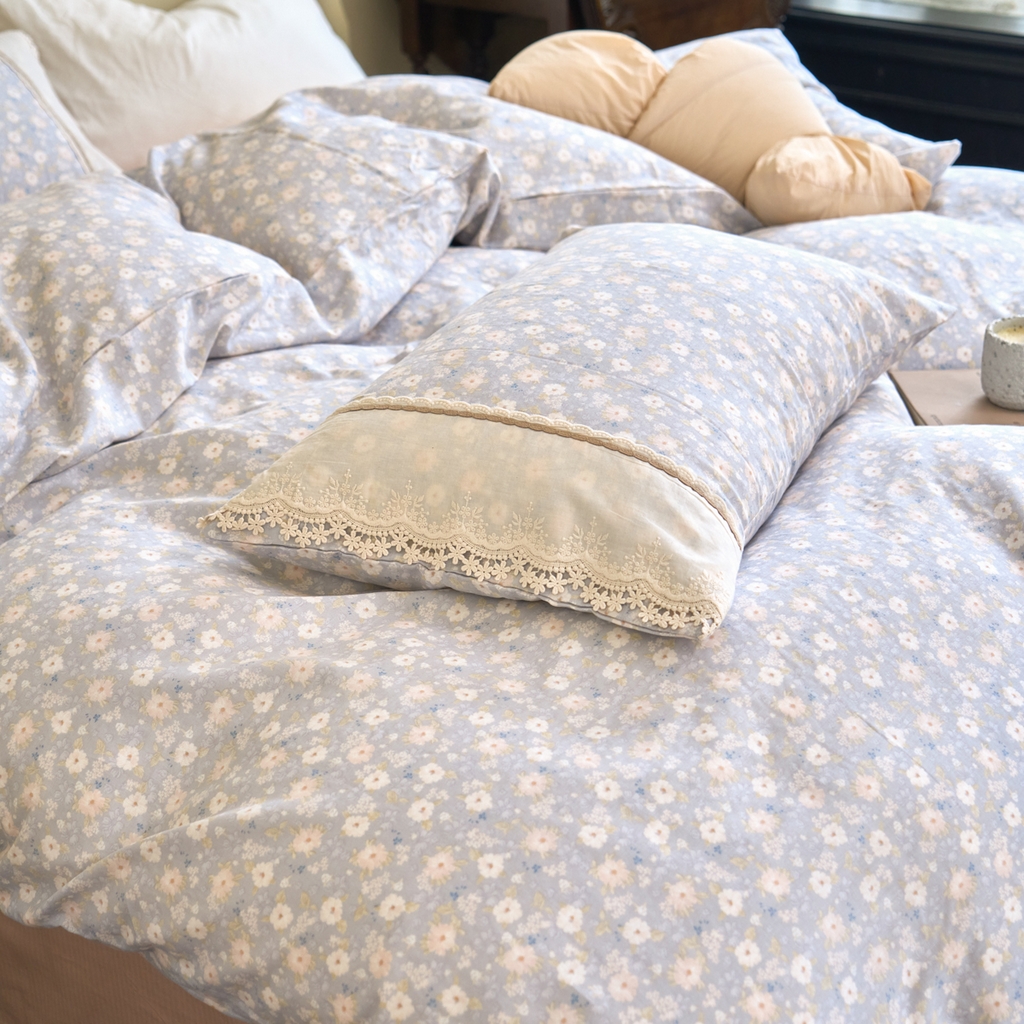 91家纺网 家纺一手货源 找家纺 洋铭区（原狠狠爱） 2026新款全棉纯棉双层纱刺绣蕾丝花边件套 小兰雏菊