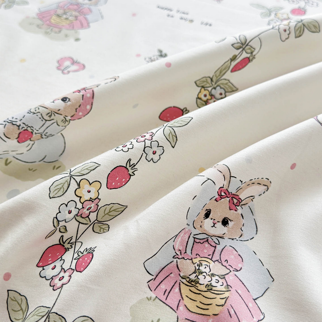 91家纺网 家纺一手货源 找家纺 涵宸家纺 2026新款亲肤舒适全棉印花单枕套-68系列 总 枕套-草莓小兔