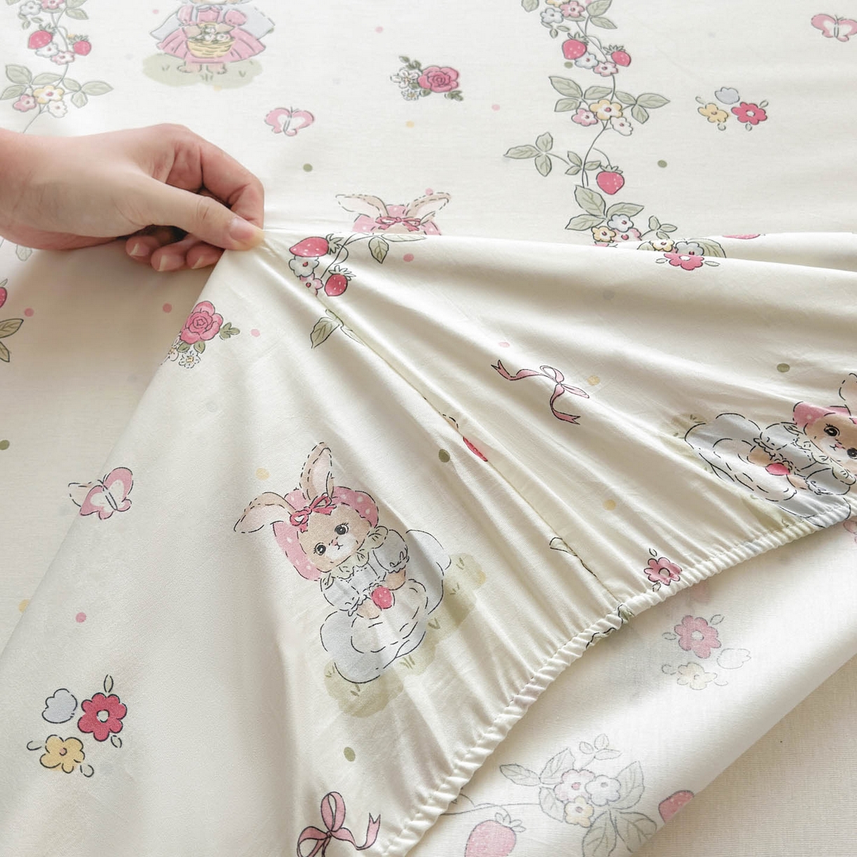 91家纺网 家纺一手货源 找家纺 涵宸家纺 2026新款亲肤舒适全棉印花单床笠-68系列 总 床笠-草莓小兔